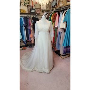 S/M vintage long sleeve lace wedding dress circa 1970s